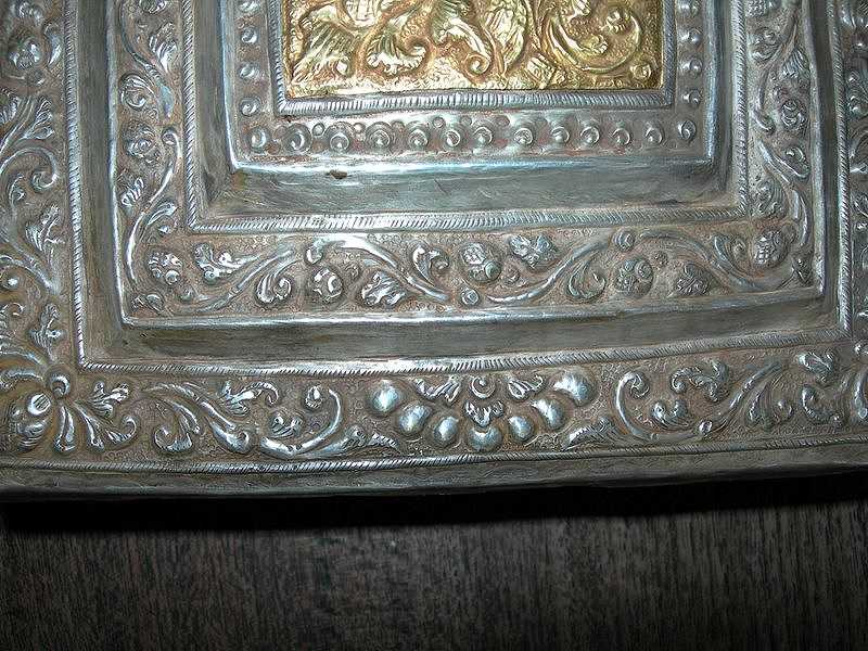 sirihbox-silver-gold-scroll-leaves-half lotus-det